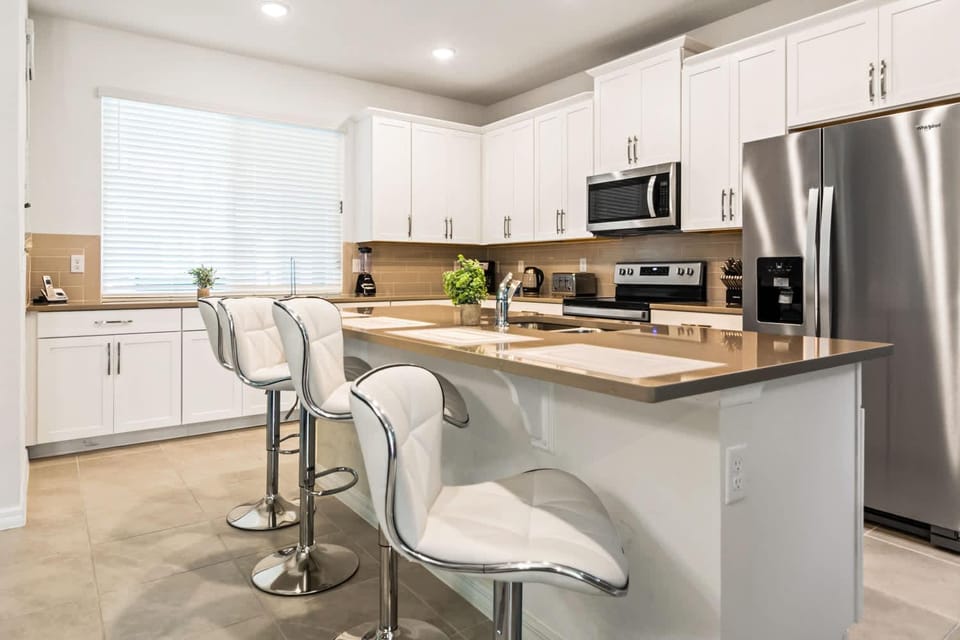 Spacious 4br Townhome w pool -Free BBQ House in Four Corners