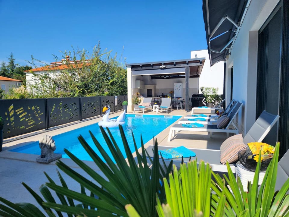 Property building, Patio, Day, Pool view, Swimming pool, sunbed