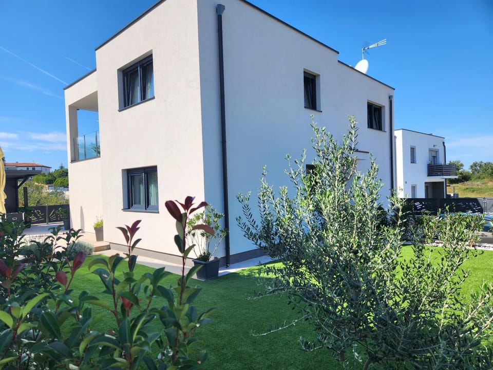 Property building, Spring, Day, Garden, Garden view