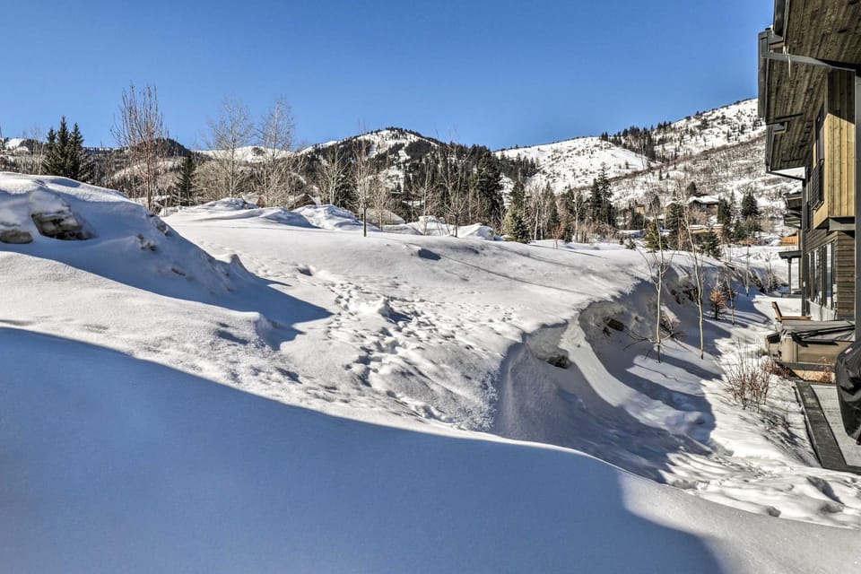Luxe Park City Townhome w/ Hot Tub: 1/2 Mi to Lift House in Wasatch County
