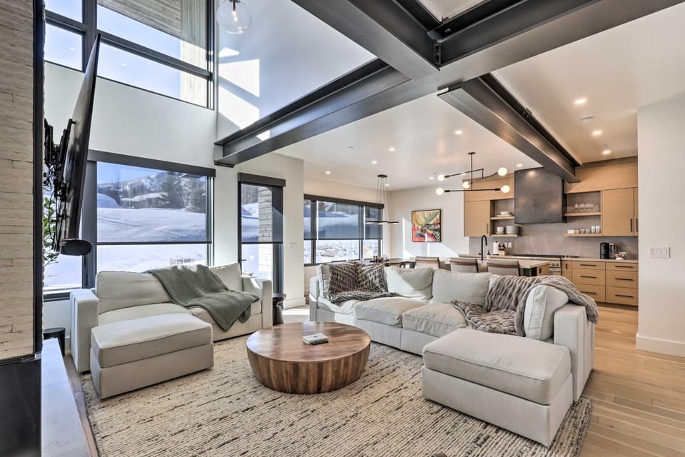 Luxe Park City Townhome w/ Hot Tub: 1/2 Mi to Lift House in Wasatch County