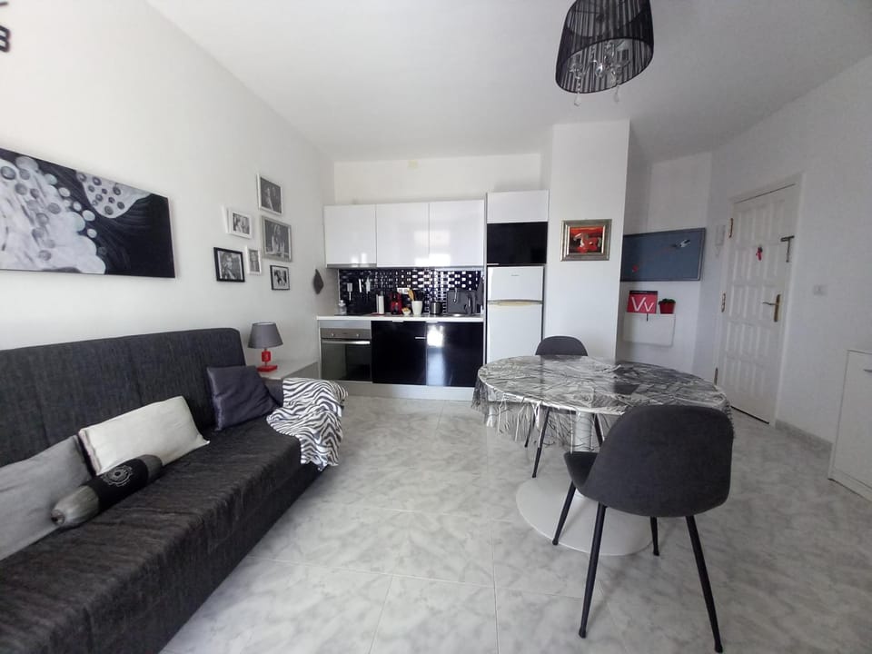 Living room, Seating area, kitchen