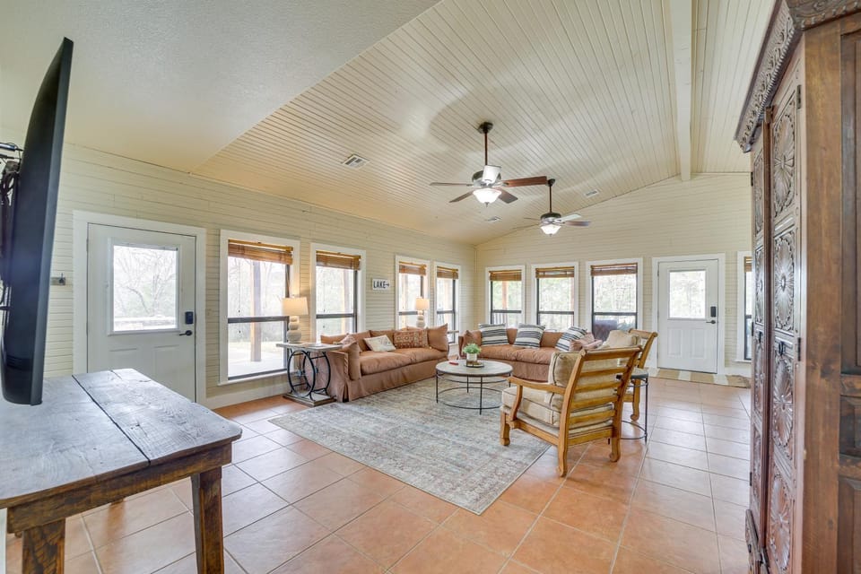 Lakefront Eufaula Vacation Rental with Private Dock House in Longtown