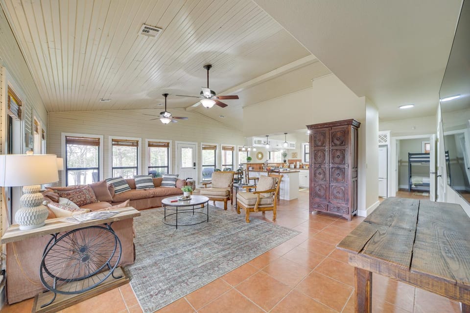 Lakefront Eufaula Vacation Rental with Private Dock House in Longtown