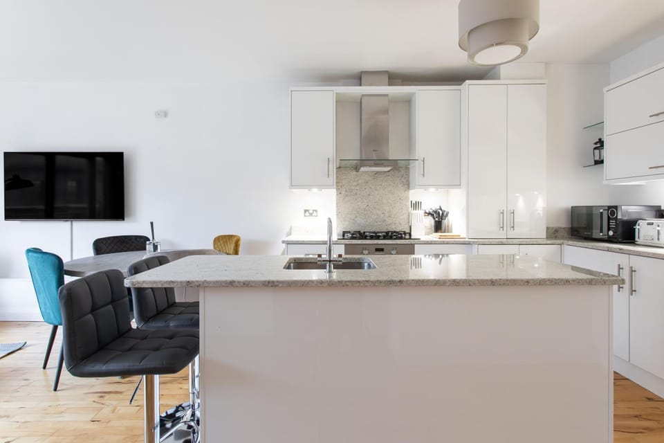 TV and multimedia, Kitchen or kitchenette, Living room, Dining area, oven, stove