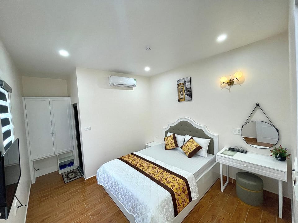 Bed, Photo of the whole room, Bedroom, wardrobe, air conditioner