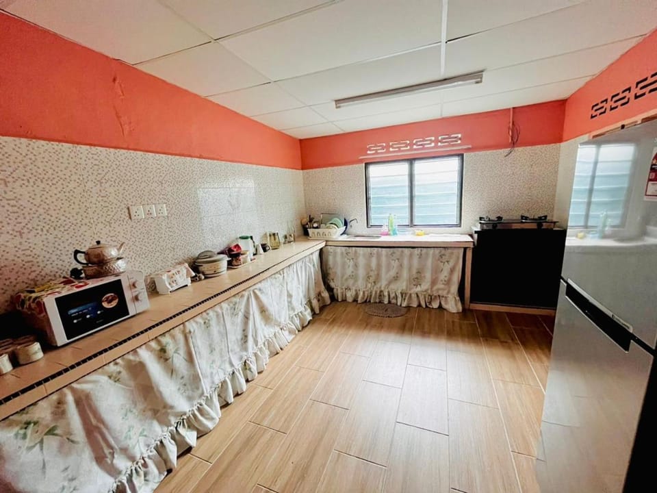 Kitchen or kitchenette, minibar