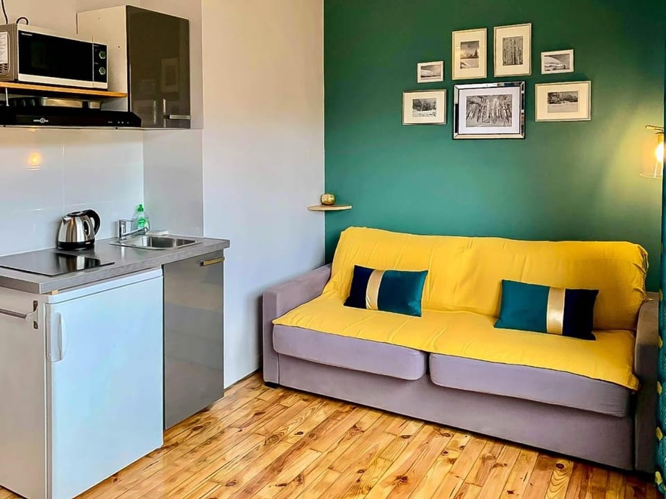 Coffee/tea facilities, Kitchen or kitchenette, Living room, Seating area, minibar, stove