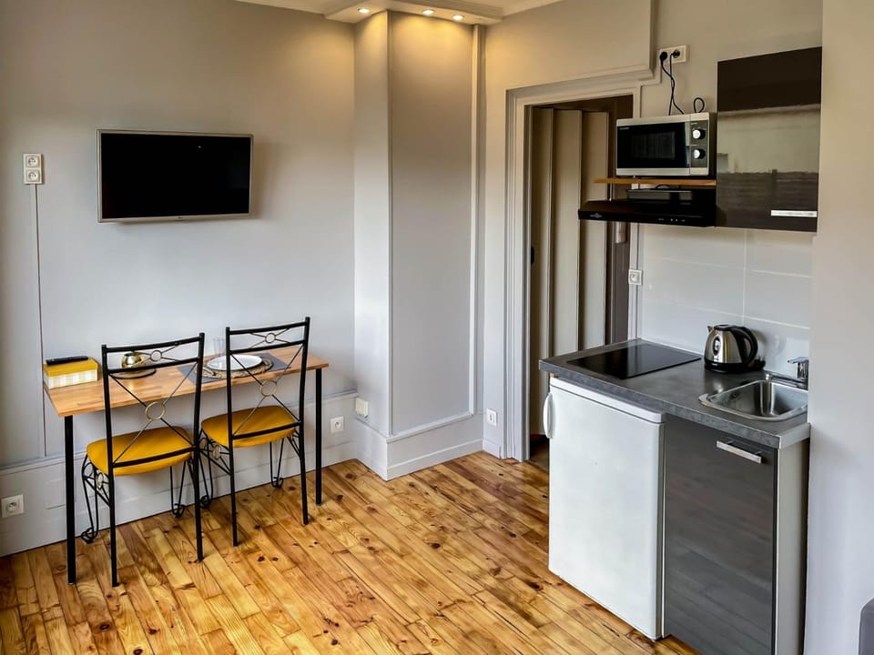 TV and multimedia, Kitchen or kitchenette, Dining area, minibar, stove