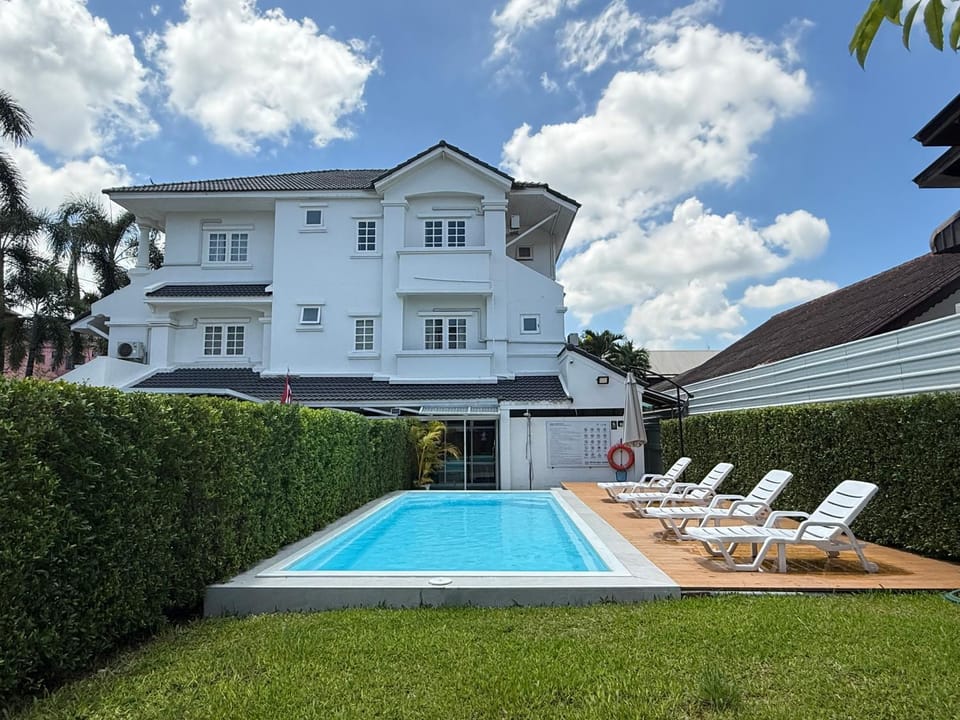 Property building, Patio, Day, Garden, Garden view, Pool view, Swimming pool, sunbed