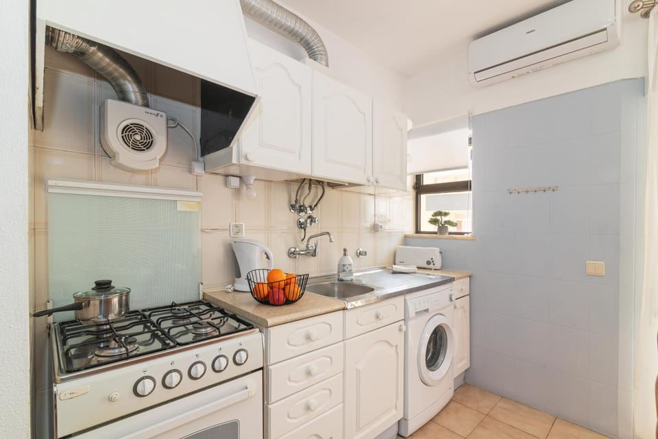 Kitchen or kitchenette, oven, pet friendly, stove, toaster, washing machine