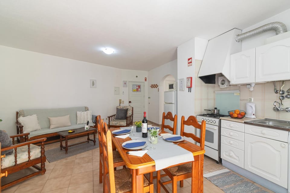 Kitchen or kitchenette, Living room, Seating area, Dining area, oven, pet friendly, stove