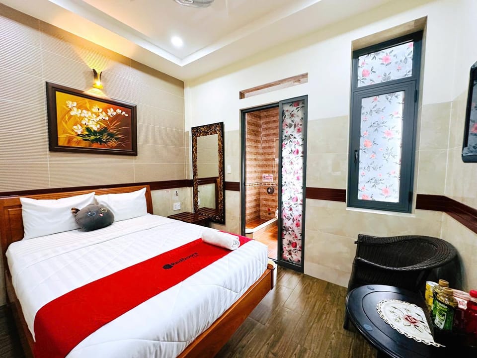 Bed, Living room, Photo of the whole room, Seating area, Bedroom