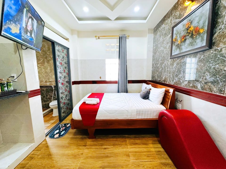 Bed, TV and multimedia, Living room, Photo of the whole room, Seating area, Bedroom