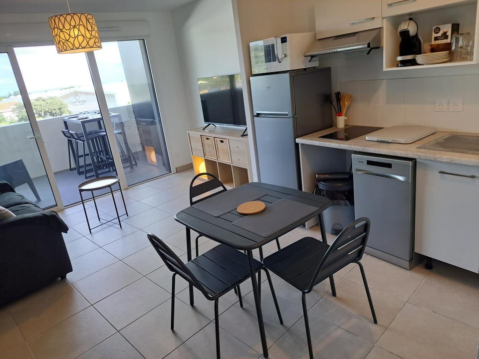 Iconic 343 , Superbe T2 climatisé, wifi, parking, terrasse 18m2 Apartment in Agde