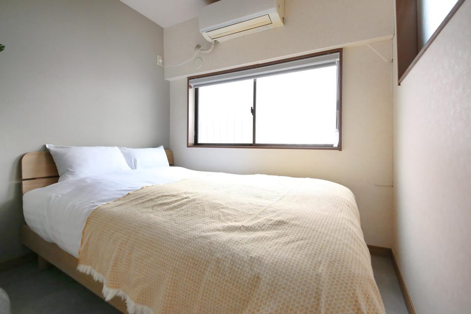 Bed, air conditioner