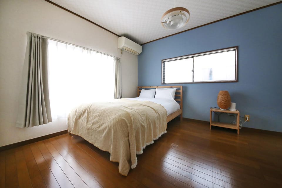 Bed, air conditioner