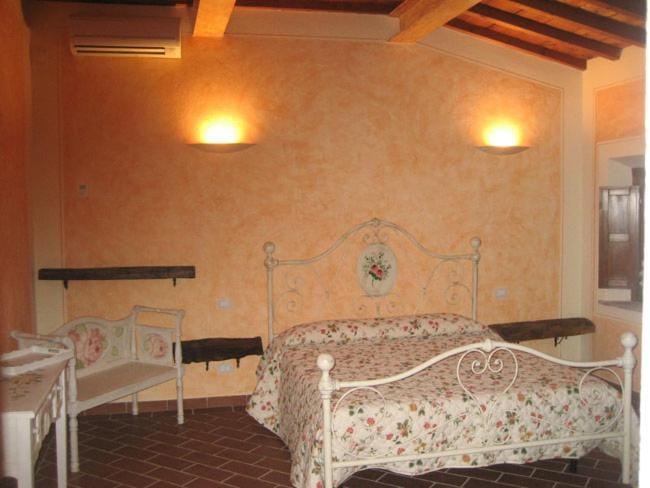 La Vallata - Lajatico Azienda Naturalistica Agriturismo Farm Stay in Tuscany