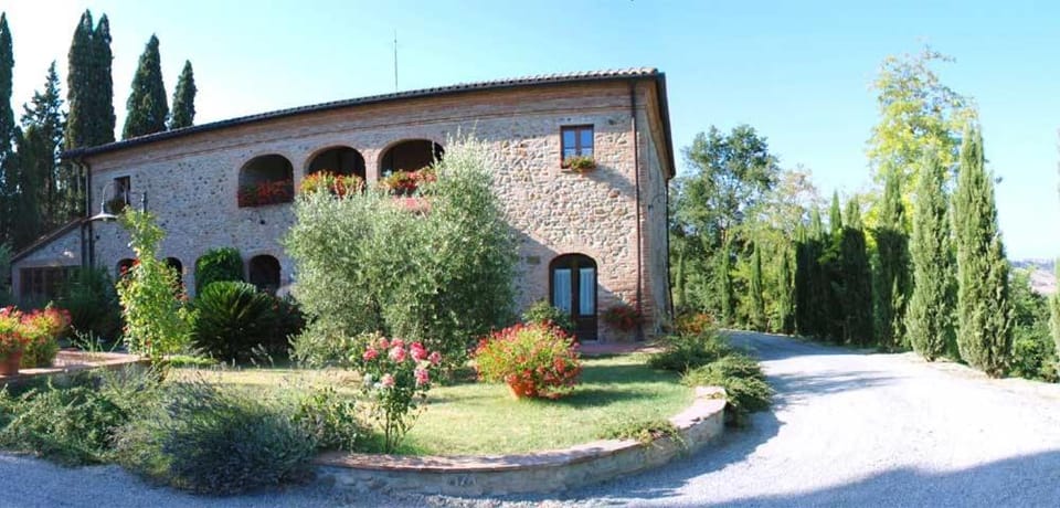 La Vallata - Lajatico Azienda Naturalistica Agriturismo Farm Stay in Tuscany