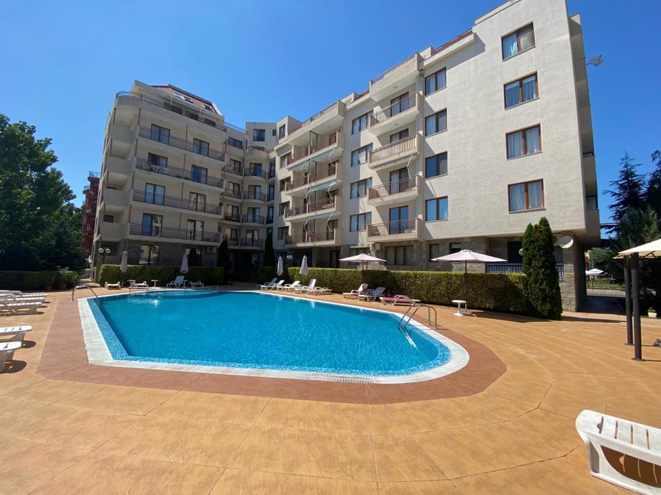 Property building, Day, Pool view, Swimming pool, sunbed