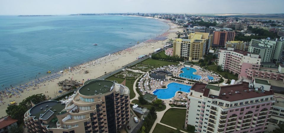 Property building, Day, Natural landscape, Bird's eye view, Beach, City view, Pool view, Sea view, Swimming pool