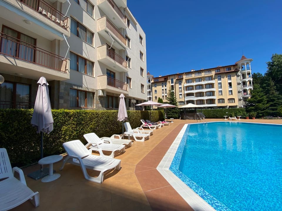 Property building, Patio, Communal lounge/ TV room, Day, Evening entertainment, Pool view, Swimming pool, sunbed