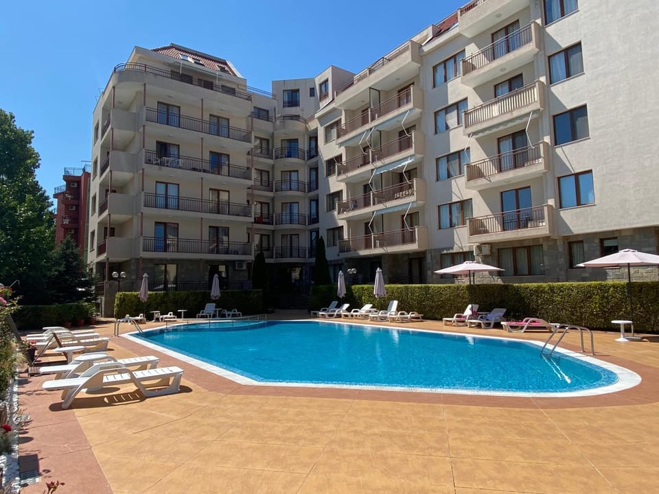 Property building, Patio, Day, Pool view, Swimming pool, sunbed