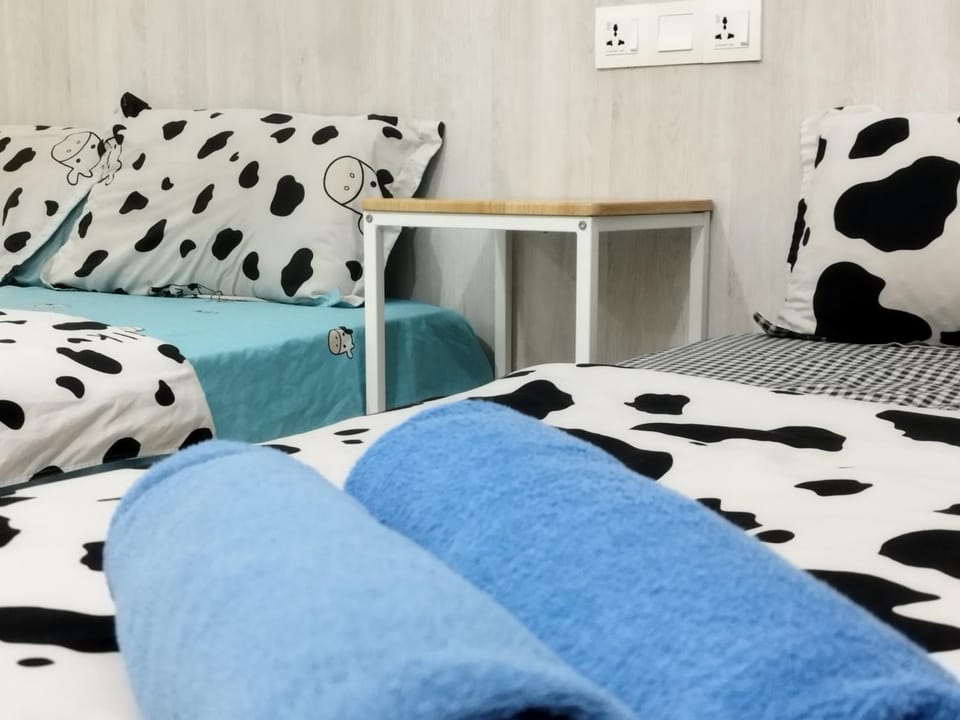 Bed, Living room, Bedroom