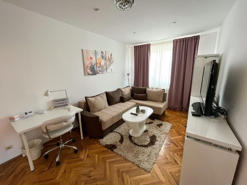 TV and multimedia, Living room, Seating area, hair dresser