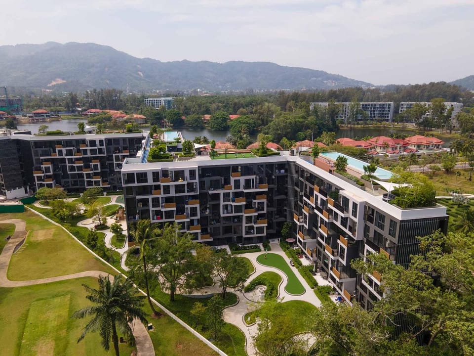 Property building, Facade/entrance, Day, Neighbourhood, Natural landscape, Bird's eye view, Mountain view