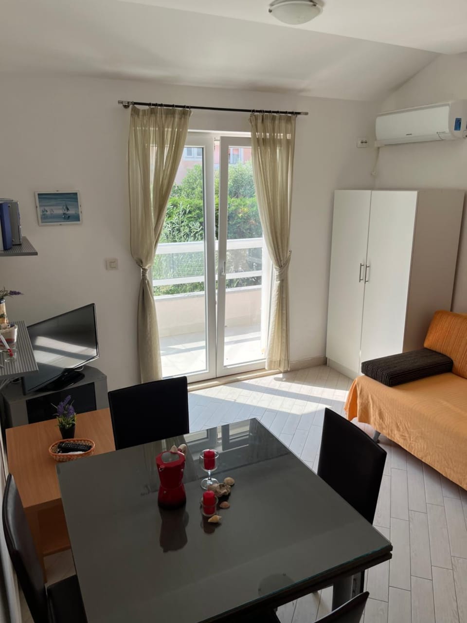 Bed, TV and multimedia, Living room