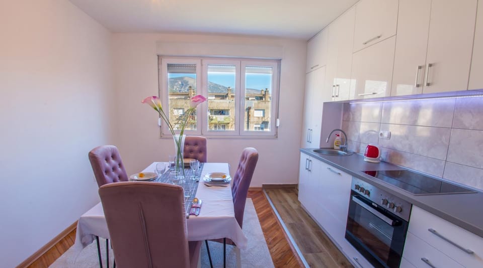 Kitchen or kitchenette, Dining area, pet friendly, stove