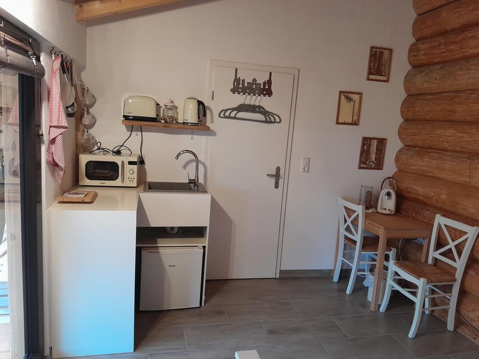 Kitchen or kitchenette, Dining area