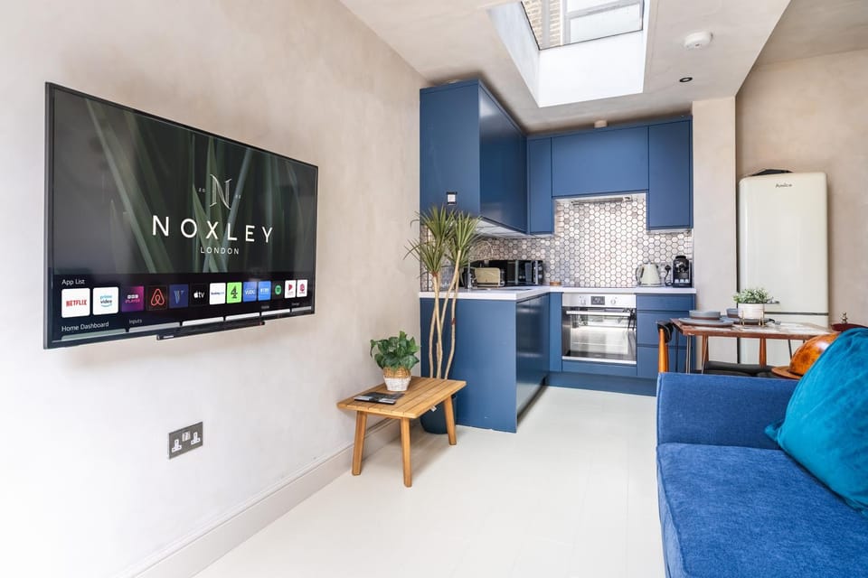 TV and multimedia, Kitchen or kitchenette, Living room, Seating area, Dining area