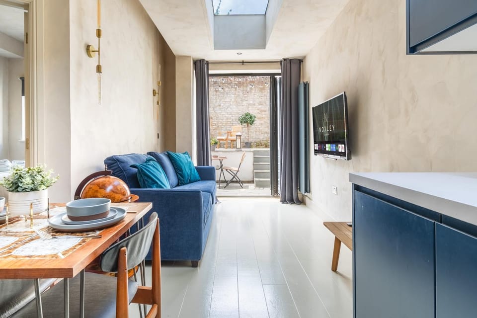 Patio, TV and multimedia, Living room, Seating area, Dining area