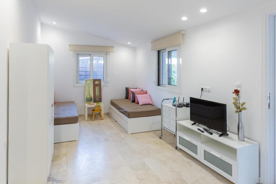 Bed, TV and multimedia, Living room, Seating area, Bedroom