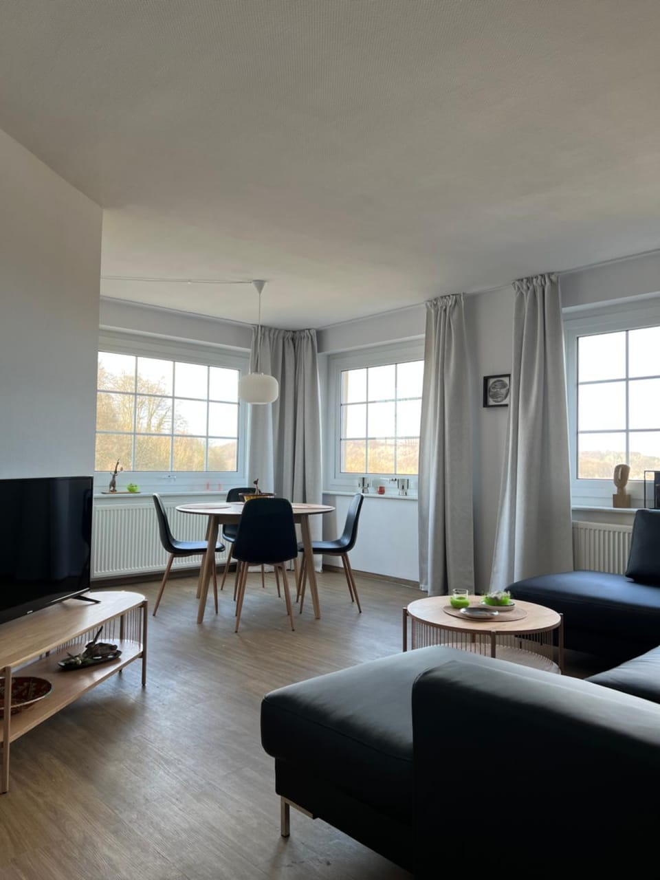 TV and multimedia, Living room, Seating area, Dining area