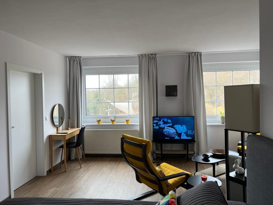 TV and multimedia, Living room, Seating area, Bedroom, hair dresser