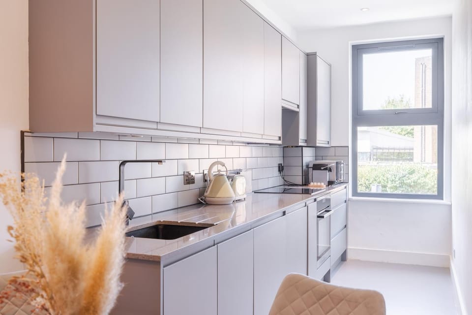 Coffee/tea facilities, Kitchen or kitchenette, stove, toaster