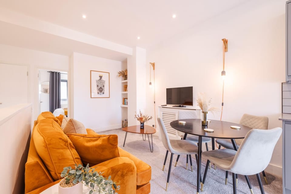 TV and multimedia, Living room, Seating area, Dining area, Evening entertainment