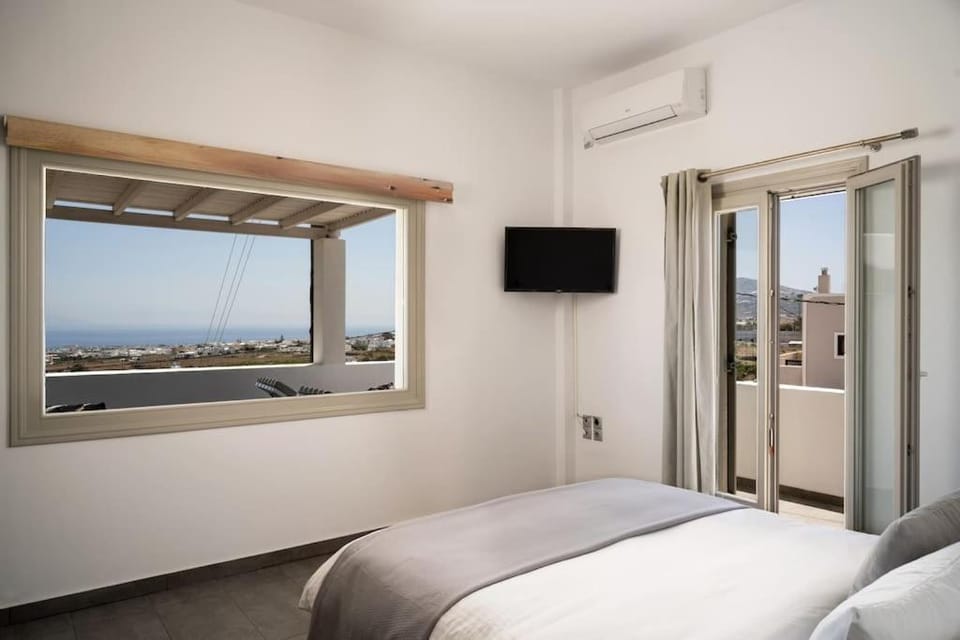 Bed, TV and multimedia, View (from property/room), Balcony/Terrace, Bedroom, Sea view, Sunrise, air conditioner
