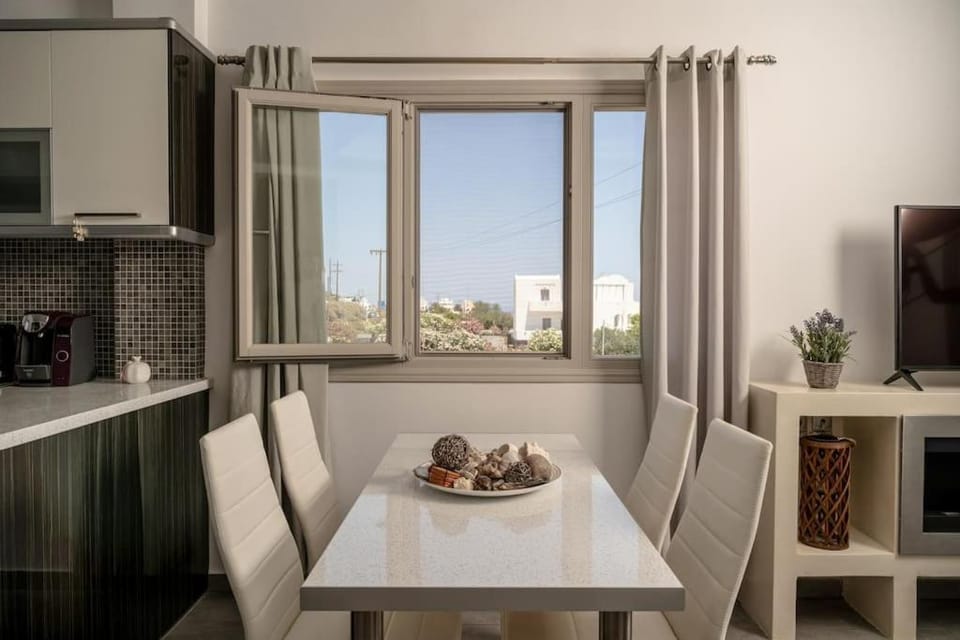 Living room, Food and drinks, Seating area, Dining area, Food