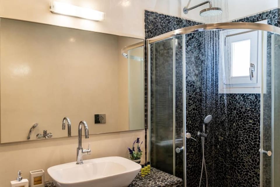 Shower, Toilet, Bathroom, towels