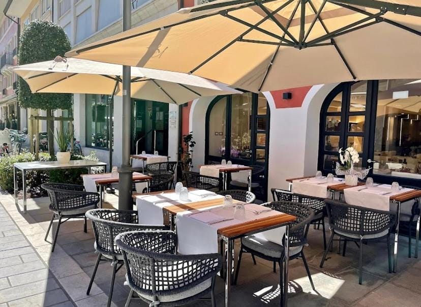 Property building, Restaurant/places to eat, Breakfast