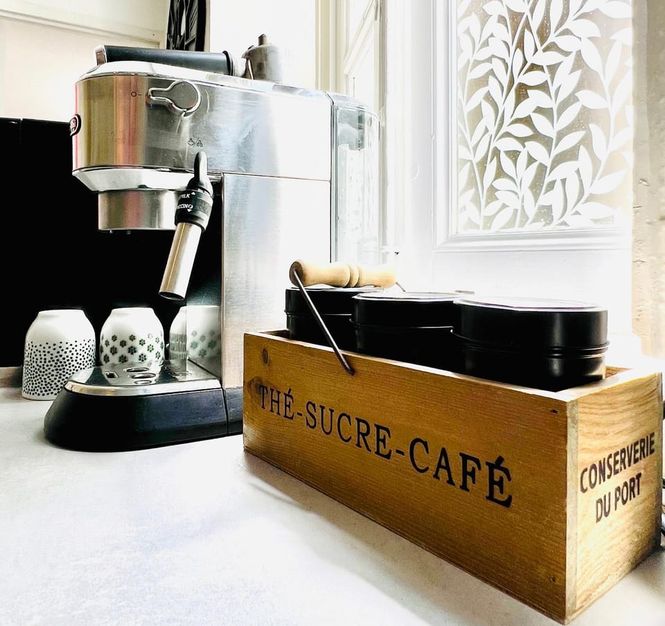 Coffee/tea facilities, Kitchen or kitchenette, Text overlay, minibar