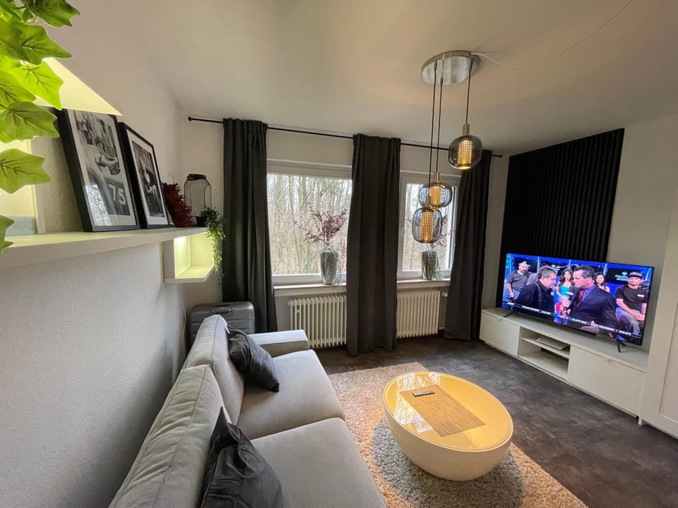 TV and multimedia, Living room, Seating area, Evening entertainment