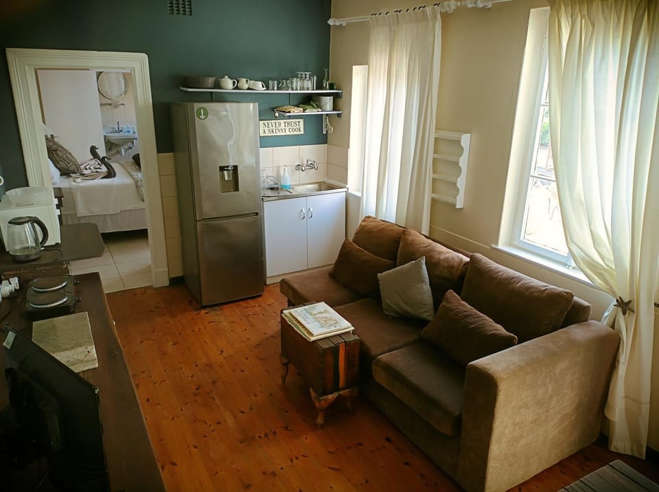 Kitchen or kitchenette, Seating area, oven