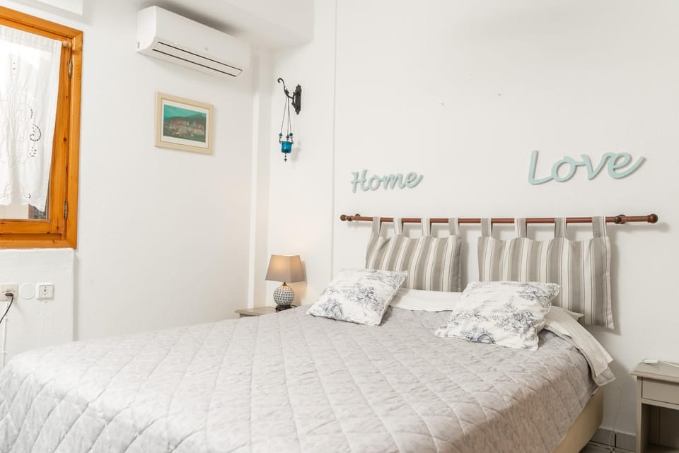 Bed, Bedroom, air conditioner