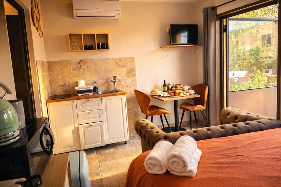 Studio cosy à Lagnes avec Piscine au milieu des oliviers Apartment in Provence-Alpes-Côte d'Azur