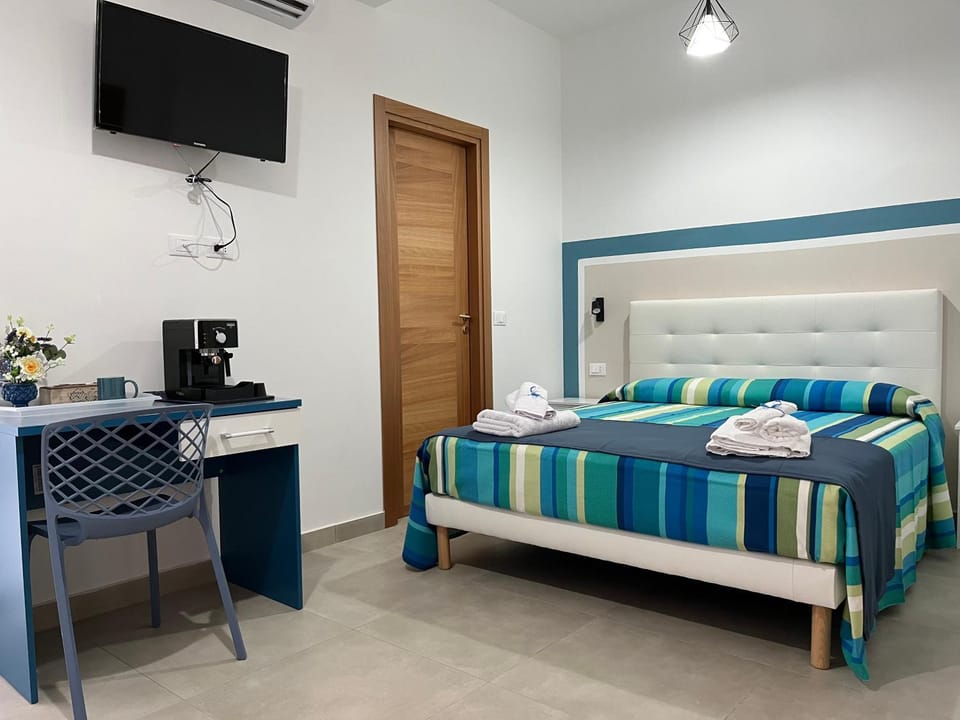 Photo of the whole room, air conditioner